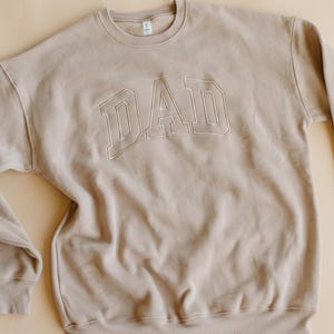 Minimal Dad Embroidered Sweatshirt with Kids Names on Sleeve, Custom Father&#39;s Day Gift, Mom Dad Couples Shirts for Pregnancy Announcement