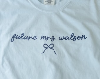 Geborduurd Future Mrs.-shirt: gepersonaliseerd verlovingscadeau