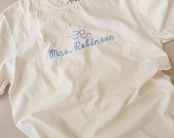 Geborduurd aangepast mevrouw T-shirt, gepersonaliseerd coquette bruid shirt, toekomstig mevrouw verlovingscadeau, bruid als cadeau, shirt vrijgezellenfeest