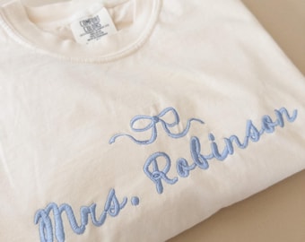 Gepersonaliseerd Future Mrs. geborduurd T-shirt: Coquette Bride-T-shirt