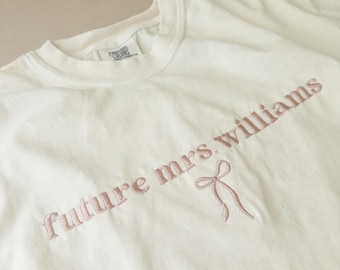 Aangepast Future Mrs. T-shirt: geborduurd bruidscadeau