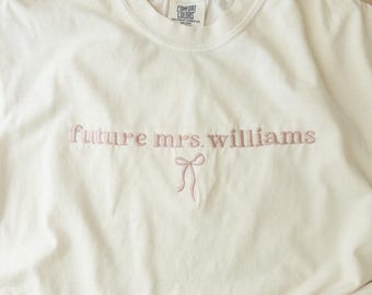 Custom Future Mrs. geborduurde comfortkleuren shirt: verlovingscadeau