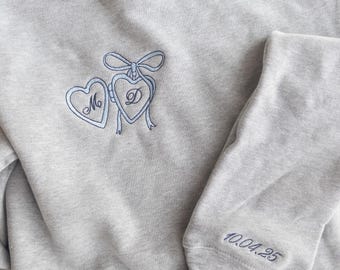 Sudadera con inicial bordada personalizada y fecha en la manga, regalo de aniversario personalizado para ella, regalo de despedida de soltera, regalo de compromiso personalizado
