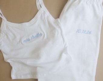 Conjunto personalizado de camiseta sin mangas y pantalón deportivo bordado con la fecha de la boda, atuendo para que la novia se prepare, ropa de estar por casa para la novia, atuendo para la luna de miel.