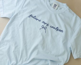 Gepersonaliseerd toekomstig Mrs. geborduurd shirt: vrijgezellencadeau flirt