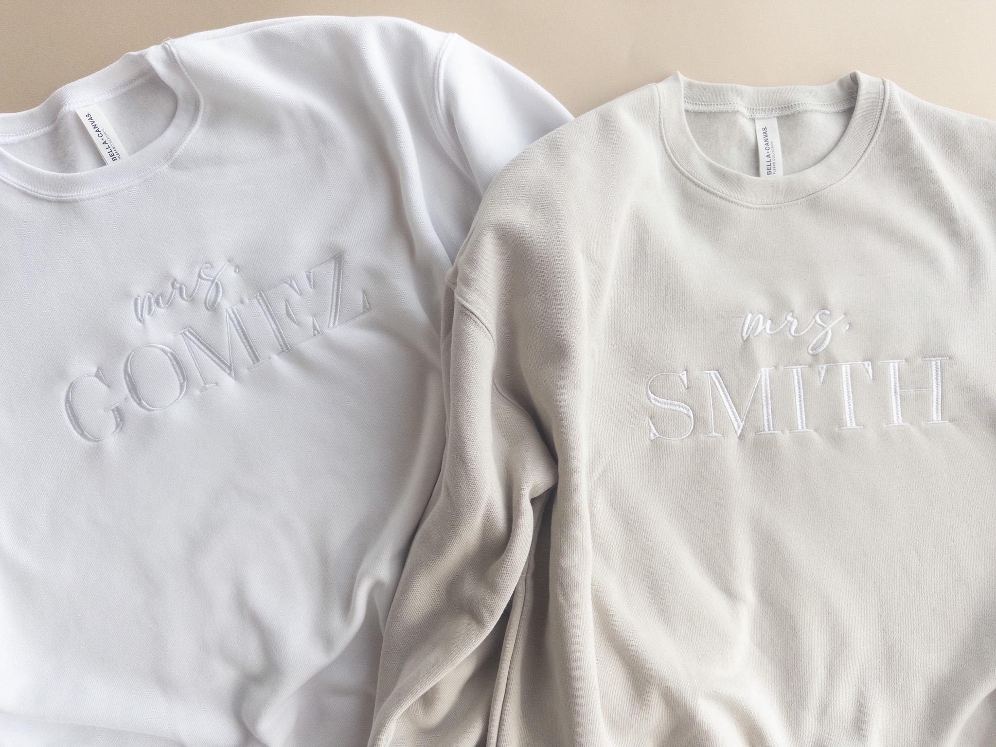 Sweat-Shirt Brodé 'Mrs' Personnalisé - Cadeau Fiançailles, Mariage Ou Saint-Valentin Avec Date Sur Manche