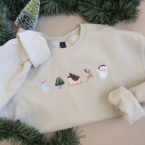 Gesticktes Vintage inspiriertes Weihnachtsikonen-Sweatshirt: Weihnachtsmann, Rentier, Baum und Pferdeschlitten-Crewneck
