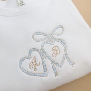 Sudadera con iniciales de pareja bordadas personalizadas, sudadera con medallón de corazón para novios, regalo de compromiso para ella, suéter personalizado para recién casados