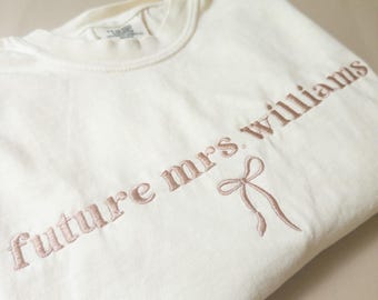 Geborduurd Future Mrs.-T-shirt: ivoorkleurige comfortkleuren bruids-T-shirt