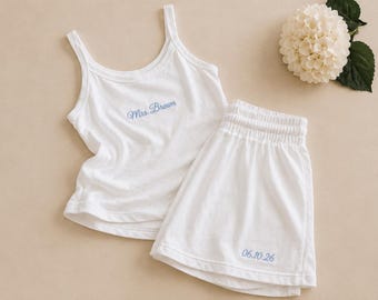 Conjunto de pijama personalizado bordado para la Sra.: Conjunto nupcial blanco con top de tirantes finos y pantalones cortos.