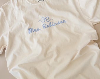 Camisa bordada personalizada con el apellido de la señora: Camiseta de novia con colores cómodos