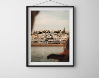 Portugal Küstenstadt Poster | Weiß getünchtes Algarve Dorf Fotografie | Mediterran Strand Wand Kunst | Europäisches Reiseposter
