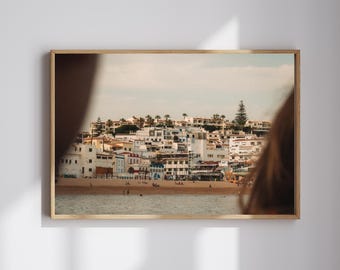 Portugal Küstenstadt Poster | Weiß getünchtes Algarve Dorf Fotografie | Mediterran Strand Wand Kunst | Europäisches Reiseposter