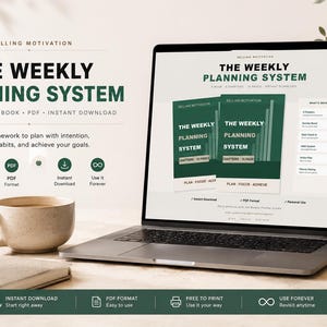Könnte beinhalten: Ein Laptop zeigt das E-Book "The Weekly Planning System". Das Bild enthält eine Kaffeetasse, ein Notizbuch, einen Stift und dekorative Elemente. Das E-Book verspricht, Benutzern zu helfen, mit Absicht zu planen und Ziele zu erreichen. Der Text erwähnt auch 8 Kapitel und 15 Seiten.