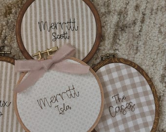 Broderad namnring - Barnrumsinredning, Babyrum, Småbarnsrum, Barnrum, Babyshowerpresent, Väggdekor, Arvegods
