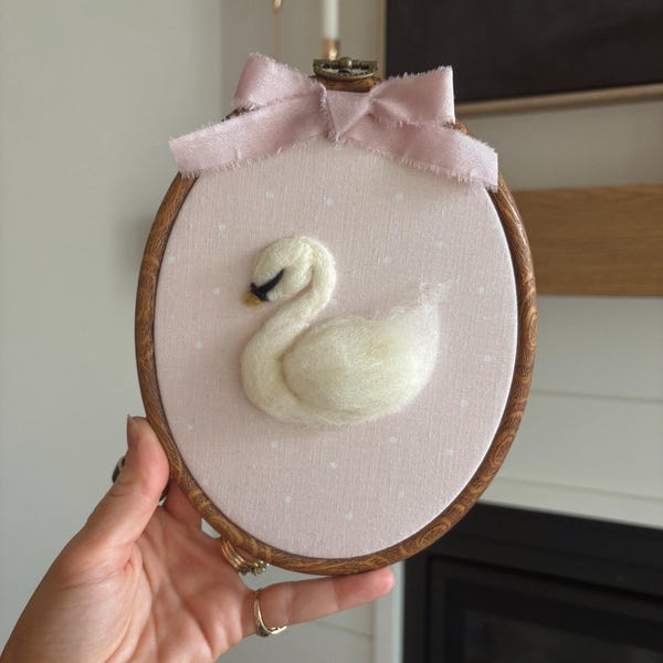 Handgefilzter Schwan - Kinderzimmer Dekor, Babyzimmer, Kleinkindzimmer, Kinderzimmer, Baby-Dusche-Geschenk, Wanddeko, Erbstück