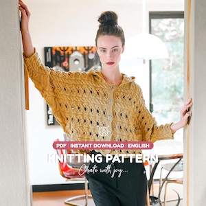 Könnte beinhalten: Eine senfgelbe Strickjacke mit langen Ärmeln, strukturiertem Zopf- und Lochmuster, Kapuze und drei silbernen Knöpfen auf der Vorderseite. Der Text auf dem Bild lautet PDF INSTANT DOWNLOAD ENGLISH KNITTING PATTERN Create with joy.