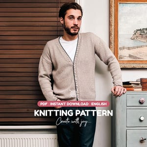 Può includere: Un cardigan beige con scollo a V, maniche lunghe e chiusura a bottoni, indossato sopra una maglietta bianca. L'immagine include il testo PDF INSTANT DOWNLOAD ENGLISH KNITTING PATTERN Create with joy. Il capo presenta un bordo scuro.