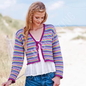 Op de afbeelding: Een kleurrijk gestreept vest met een V-hals en lange mouwen. De trui heeft horizontale strepen in blauw, geel, paars en roze, met een magenta rand. Het vest is aan de voorkant vastgebonden met een magenta lint.