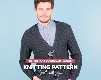 Op de afbeelding: Een donker antracietgrijs vest met V-hals en knoopsluiting in een getextureerd breipatroon, gedragen over een lichtblauw overhemd met kraag. De afbeelding bevat de tekst PDF INSTANT DOWNLOAD ENGLISH KNITTING PATTERN Create with joy.