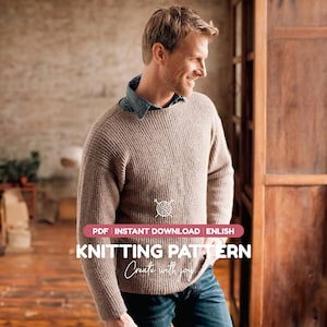 Op de afbeelding: Een beige gebreide trui met lange mouwen en een geribbelde textuur, gedragen over een blauw overhemd met kraag. De afbeelding bevat de tekst: PDF INSTANT DOWNLOAD ENLISH KNITTING PATTERN Create with joy. De trui heeft een ronde hals.
