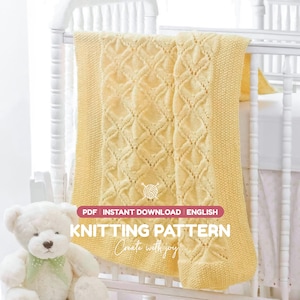 Peut inclure: Une couverture pour bébé tricotée en jaune pâle avec un panneau central au motif de dentelle en losanges et feuilles, bordée d'un point de riz. L'image contient le texte PDF INSTANT DOWNLOAD ENGLISH KNITTING PATTERN.