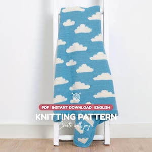 Puede incluir: Una manta tejida de color azul con un patrón repetitivo de nubes blancas. La imagen incluye una etiqueta rectangular roja con el texto PDF INSTANT DOWNLOAD ENGLISH y texto blanco KNITTING PATTERN Create with joy.
