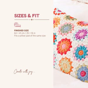 Pu&ograve; includere: Una federa rettangolare all'uncinetto con un motivo di elementi circolari multicolori nelle tonalit&agrave; del rosa, arancione, blu e verde, uniti da filato bianco. Il testo riporta SIZES & FIT, FINISHED SIZE 64 x 41 cm e Create with joy.