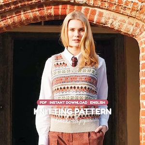 Pode incluir: Um colete de malha sem mangas com decote em V e um padrão Fair Isle multicolorido em tons de laranja, castanho, azul e creme, usado sobre uma camisa branca de colarinho com gravata. O texto diz: PDF INSTANT DOWNLOAD ENGLISH KNITTING PATTERN.