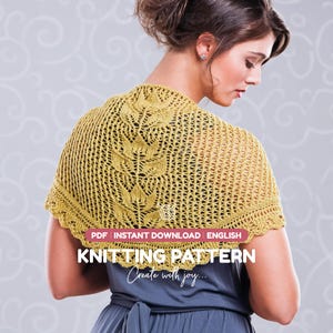 Puede incluir: Un chal tejido de color amarillo mostaza con un patrón central de encaje en forma de hojas y un borde festoneado. La imagen incluye el texto: PDF INSTANT DOWNLOAD ENGLISH KNITTING PATTERN Create with joy.