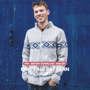 Op de afbeelding: Een lichtgrijs gebreid vest met rits en een donkerblauw geometrisch ruitpatroon op de borst en mouwen. De afbeelding bevat de tekst: PDF INSTANT DOWNLOAD ENGLISH KNITTING PATTERN Create with joy.