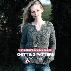 Puede incluir: Un suéter gris de manga larga con un patrón de punto trenzado y un escote con abertura. La imagen incluye el texto: PDF INSTANT DOWNLOAD ENGLISH KNITTING PATTERN Create with joy. El suéter se lleva puesto con pantalones vaqueros azules.