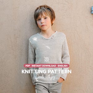 Puede incluir: Un patrón de tejido digital para un suéter de manga larga con una textura de rayas horizontales en color beige claro y blanco, un cuello redondo con dos botones pequeños y el texto PDF INSTANT DOWNLOAD ENGLISH KNITTING PATTERN Create with joy.
