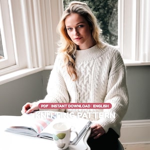 Puede incluir: Un suéter de punto trenzado color crema con cuello alto y mangas largas. La imagen incluye el texto PDF | INSTANT DOWNLOAD | ENGLISH | KNITTING PATTERN. El suéter presenta un patrón de trenzas verticales en el panel frontal.