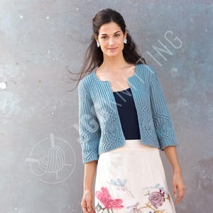 Może przedstawiać: Jasnoniebieski kardigan z otwartym przodem i rękawami do trzech czwartych. Kardigan ma prążkowaną fakturę i dekoracyjne wzory w kształcie liści na rękawach. Modelka ma na sobie granatowy top i białą spódnicę z haftem kwiatowym.