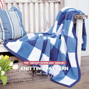 Könnte beinhalten: Eine gestrickte Decke mit einem blau-weißen Karomuster und einem dunkelblauen Rand. Das Bild enthält den Text: PDF | INSTANT DOWNLOAD | ENGLISH | KNITTING PATTERN | Create with joy.