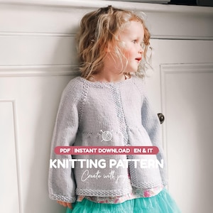 Könnte beinhalten: Eine hellgraue, langärmelige Strickjacke mit durchgehender Knopfleiste, die über einen strukturierten Saum und Bündchen verfügt. Das Bild enthält den Text: PDF INSTANT DOWNLOAD EN & IT KNITTING PATTERN Create with joy.