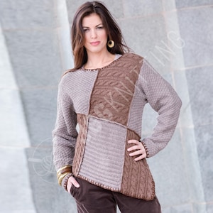 Könnte beinhalten: Ein Patchwork-Pullover in Braun- und Grautönen. Der Pullover hat eine Mischung aus Stricktexturen, darunter Zopfmuster und Rippenmuster. Das langärmlige Oberteil hat einen runden Ausschnitt und ein leicht asymmetrisches Design.