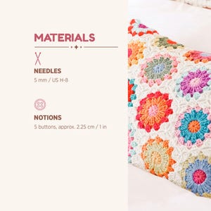 Pu&ograve; includere: Una federa per cuscino all'uncinetto con un motivo di fiori multicolori nelle tonalit&agrave; del rosa, arancione, blu e verde uniti da filato bianco. Il testo elenca i materiali, inclusi ferri da 5 mm e 5 bottoni di circa 2,25 cm.
