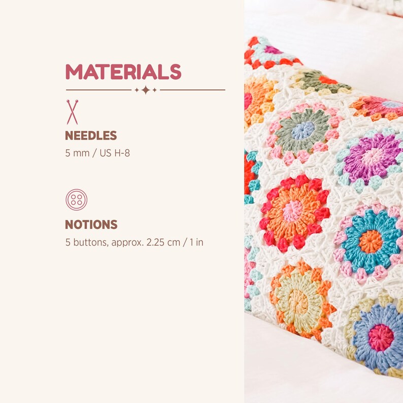 Pu&ograve; includere: Una federa per cuscino all'uncinetto con un motivo di fiori multicolori nelle tonalit&agrave; del rosa, arancione, blu e verde uniti da filato bianco. Il testo elenca i materiali, inclusi ferri da 5 mm e 5 bottoni di circa 2,25 cm.