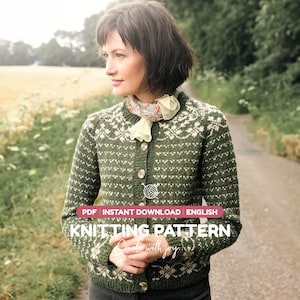 Peut inclure: Un gilet à manches longues boutonné avec un motif fair isle vert et crème. Le texte sur l'image indique : PDF INSTANT DOWNLOAD ENGLISH KNITTING PATTERN Create with joy. Le vêtement présente une encolure ronde et une fermeture boutonnée.