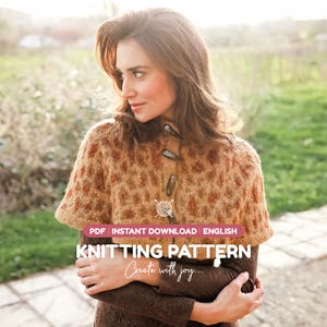 Puede incluir: Una capa tejida con un patrón texturizado de color marrón y bronceado similar al leopardo con tres botones de palanca oscuros en la parte delantera. La imagen incluye el texto: PDF INSTANT DOWNLOAD ENGLISH KNITTING PATTERN Create with joy.