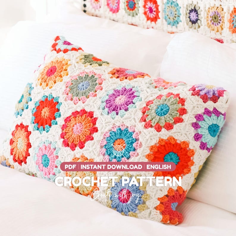 Pu&ograve; includere: Una federa rettangolare all'uncinetto con un motivo a piastrelle granny multicolore con centri circolari nei toni dell'arancione, rosso, blu, rosa e verde, uniti da filato bianco. Il testo recita: PDF INSTANT DOWNLOAD ENGLISH CROCHET PATTERN.