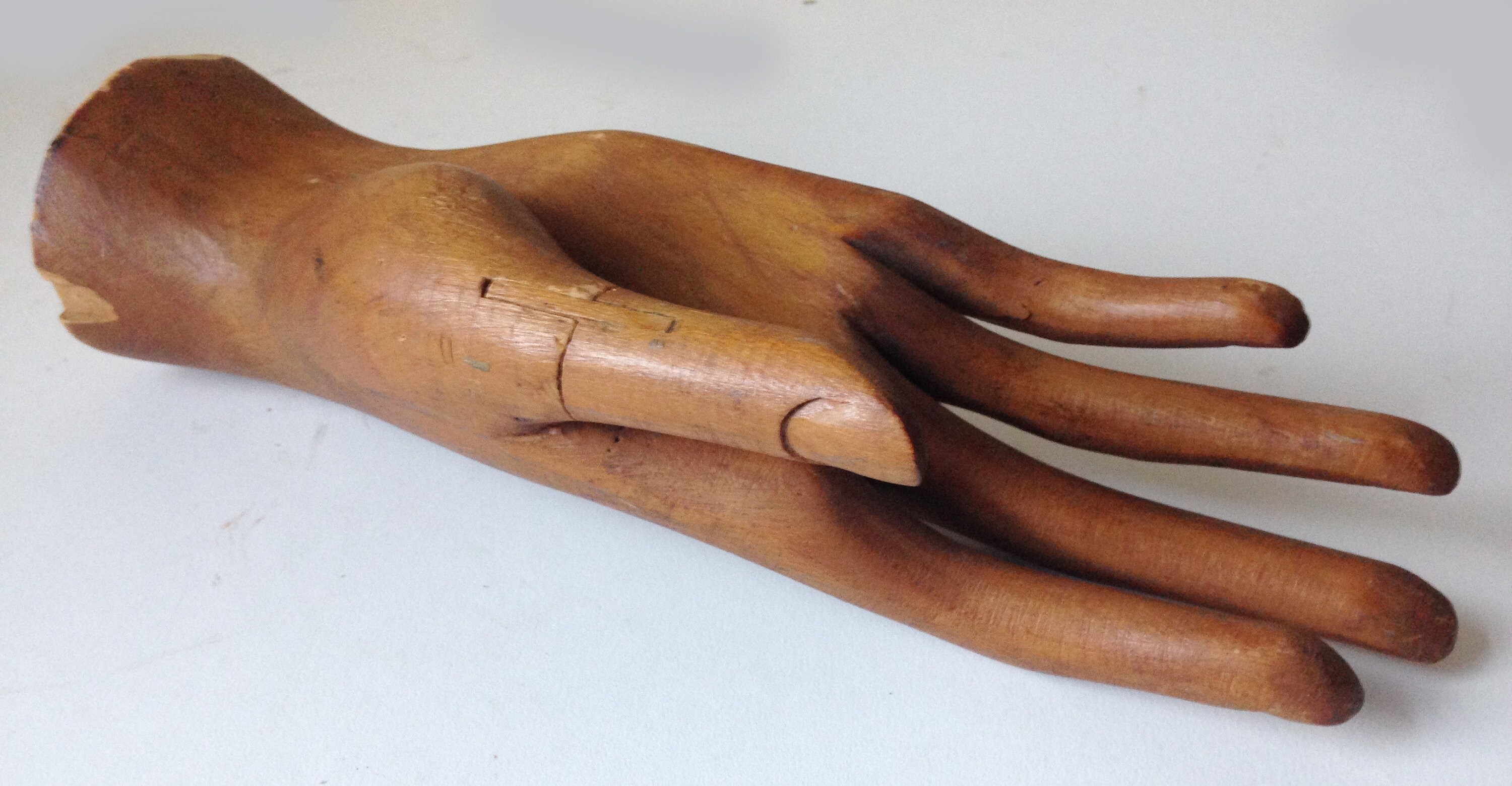Wooden hand with all fingers fully articulated