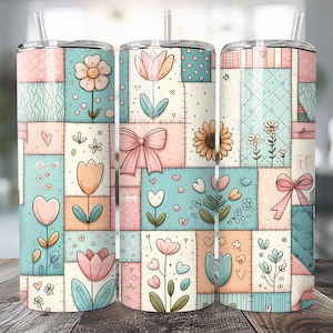 以下が含まれることがあります： 花柄パッチワークデザインの断熱タンブラー3個セット。各タンブラーには、パステルカラーの花、ハート、リボンが描かれています。タンブラーにはシルバーの蓋と透明なストローが付いています。