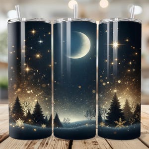 Puede incluir: Tres vasos aislados de acero inoxidable con un diseño celestial. El diseño presenta un cielo nocturno con una luna creciente, estrellas y siluetas de pinos. La paleta de colores incluye azul marino, dorado y blanco, creando una escena invernal de ensueño.