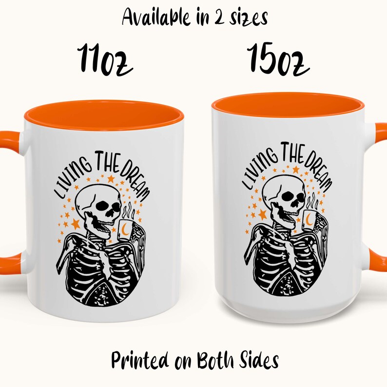 Op de afbeelding: Witte keramische mokken met oranje binnenkant en handvatten. Elke mok heeft een zwart-witte skeletafbeelding met de tekst "LIVING THE DREAM". Verkrijgbaar in 312 ml en 425 ml. Aan beide zijden bedrukt.