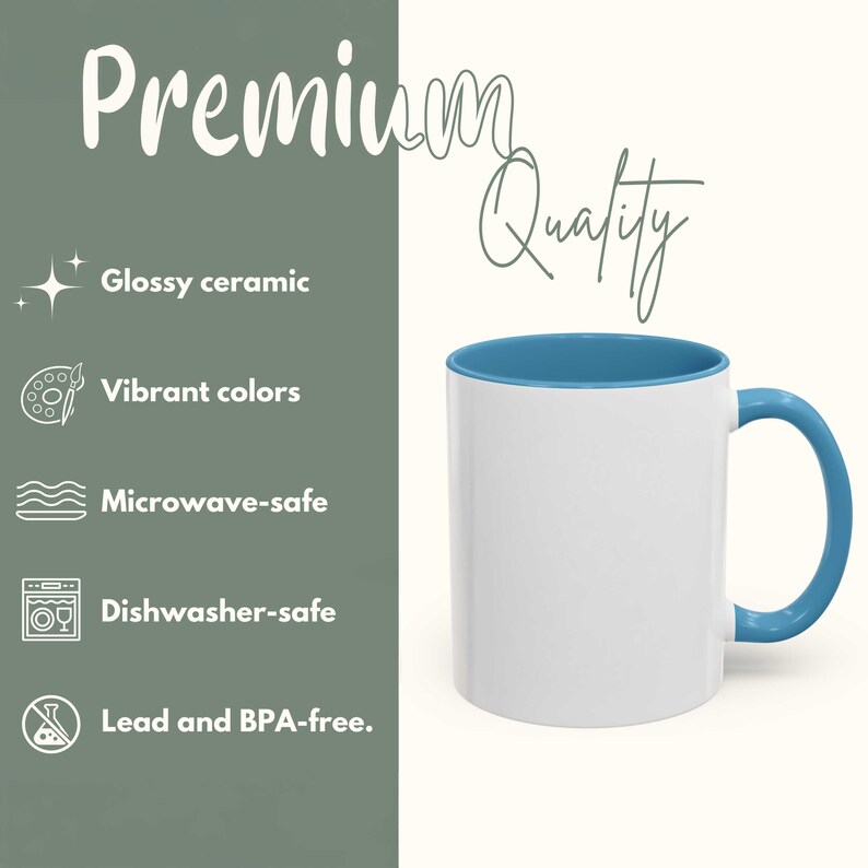 Op de afbeelding: Witte keramische mok met een blauwe binnenkant en handvat. De mok heeft de woorden "Premium Quality" in een scriptlettertype. De afbeelding vermeldt ook dat de mok glanzend is, levendige kleuren heeft, magnetron- en vaatwasserbestendig is en lood- en BPA-vrij.