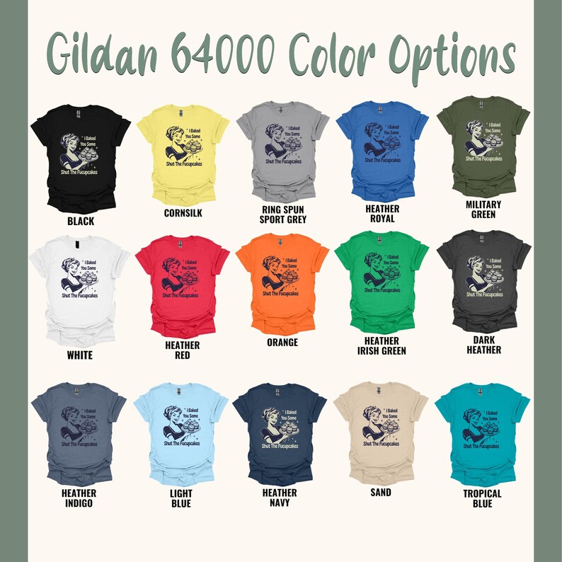 以下が含まれることがあります： Gildan 64000のカラーオプションTシャツのディスプレイ。 黒、白、赤、青など、さまざまな色のシャツがあります。 各シャツには、「I Baked You Some Shut The Fucupcakes」というテキストとともに、カップケーキを持っている女性のグラフィックが描かれています。