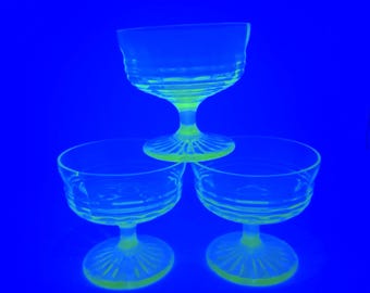 Vtg (3) Vaso con base para helado, sorbete y postre de vidrio con depresión de uranio que brilla LEER